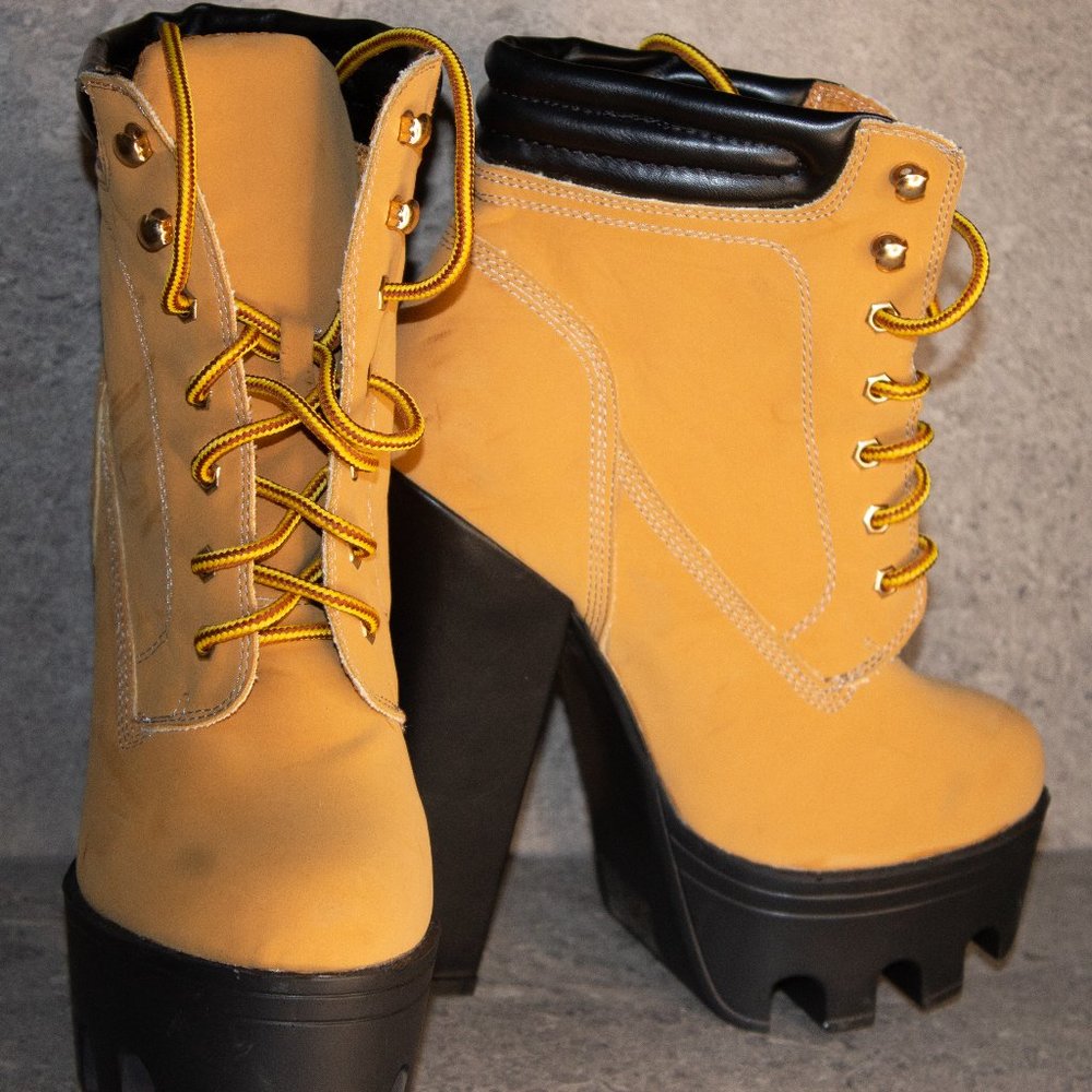 TAN "TIMBERLAND-LIKE" HEELED BOOTIES